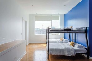 4 Schlafzimmer, Schreibtisch, Bügeleisen/Bügelbrett, Reisekinderbett