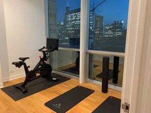 Fitness facility - Luxury Fulton Market Penthouse Amazing City Views (Chicago)
