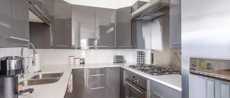 ثلاجة، ميكروويف، فرن، موقد طهي مسطح