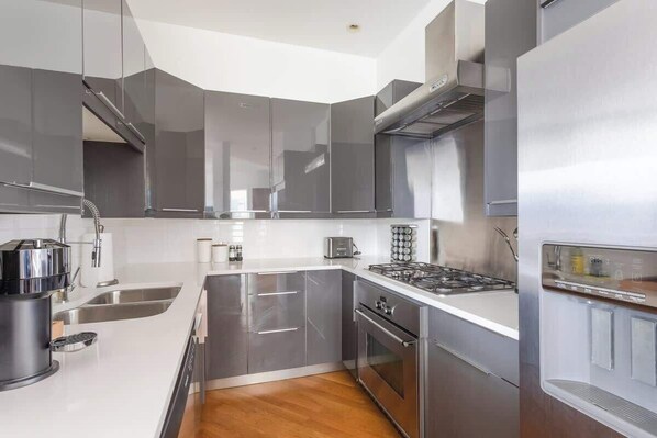 ثلاجة، ميكروويف، فرن، موقد طهي مسطح