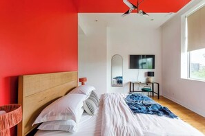 4 habitaciones, escritorio y tabla de planchar con plancha 