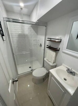 Dusche, Haartrockner, Handtücher, Seife