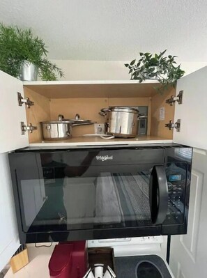 Coffee/tea maker, fridge, microwave, oven - ★ Zin Cozy Studio★5 min to Beach★ (Fort Lauderdale)