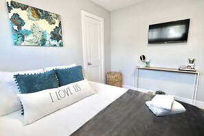1 bedroom, iron/ironing board, travel crib, free WiFi - Boutique Space near Deep Ellum, Downtown, and Fair Park! (Dallas)