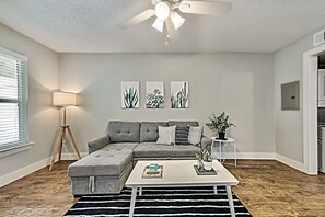 Smart TV - Global Cup Boutique Space near Deep Ellum, Downtown, and Fair Park! (Dallas)