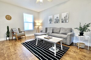 Smart TV - Boutique Space near Deep Ellum, Downtown, and Fair Park! (Dallas)