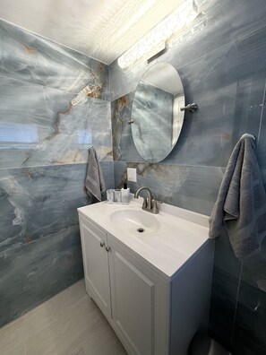 Regadera, secadora de cabello, toallas, jabón