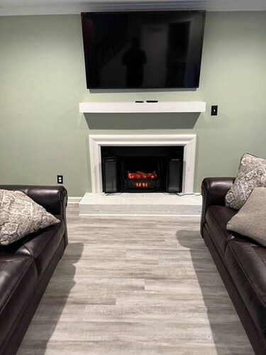 2-Story Townhouse with King Size Bed off Capital Blvd