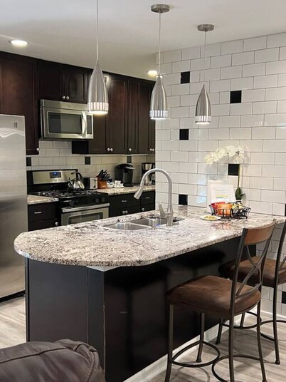 2-Story Townhouse with King Size Bed off Capital Blvd