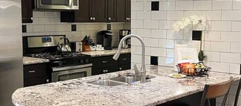 2-Story Townhouse with King Size Bed off Capital Blvd