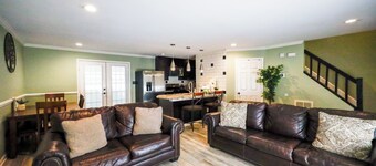 2-Story Townhouse with King Size Bed off Capital Blvd