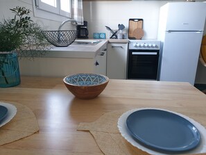 Réfrigérateur, four, plaque de cuisson, cafetière/bouilloire