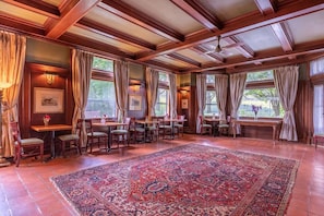 Interior - 15 bedroom/14 bath inn is your private home! Weddings, Reunions, Sleep 32 -100! (Manchester)