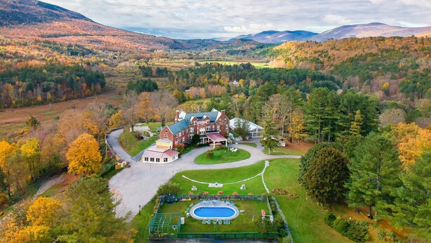 Un vaste domaine doté d’une piscine, d’un court de tennis et d’une pelouse bien entretenue.