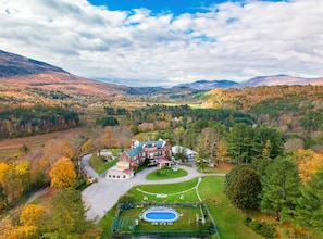 A large estate with a swimming pool, tennis court, and a well-maintained lawn. - 15 bedroom/14 bath inn is your private home! Weddings, Reunions, Sleep 32 -100! (Manchester)