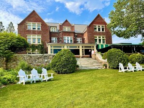 Terrace/patio - Magnificent Inn= Your Home. Sleep 32-100 on resort. Reunions, Retreats, Weddings (Manchester)