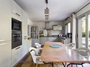 Kühlschrank, Mikrowelle, Ofen, Herdplatte
