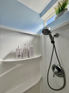 Dusche, Haartrockner, Handtücher, Seife