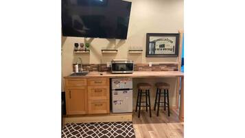 Kühlschrank, Mikrowelle, Wasserkocher mit Kaffee-/Teezubehör