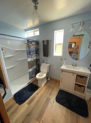 تجهيزات دش، مجففات شعر، مناشف، صابون