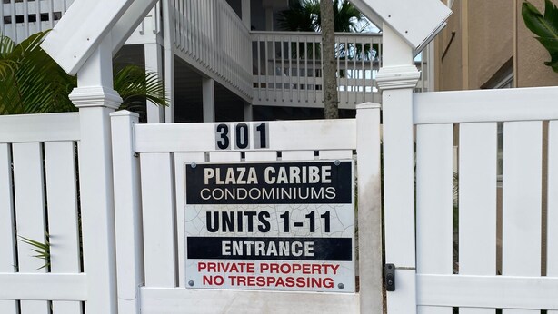 Ein begrenzter Zugang zur Wohnanlage Plaza Caribe, gekennzeichnet als Privatgrundstück, Betreten verboten.
