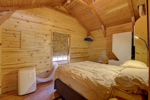 Design Cabin | 1 bedroom, individually decorated, individually furnished - Rustic Ridge Cabins, Charming Retreat (3 Options!) (Dayton)