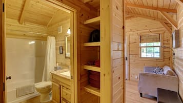 Hytte – design | Bad | Kombinert dusj/badekar, designertoalettartikler, hårføner og badekåper