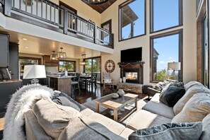 Een televisie en een open haard