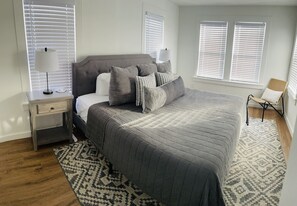 3 bedrooms, desk, iron/ironing board, free WiFi - On The Bricks! (Fort Worth)