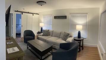 Una televisión, un futbolín