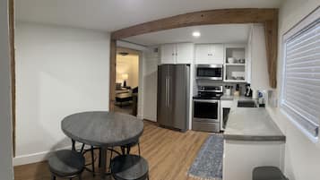 Frigorífico, microondas, horno y placa de cocina