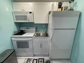 Fridge, microwave, oven, stovetop - ★Luxury Quiet Studio★5 min to Beach ★ (Fort Lauderdale)