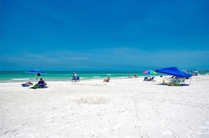Una spiaggia nelle vicinanze