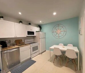 Fridge, microwave, oven, stovetop - ★Aqua Studio ★5 min to Beach ★ (Fort Lauderdale)