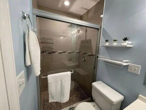 Dusche, Haartrockner, Handtücher, Seife