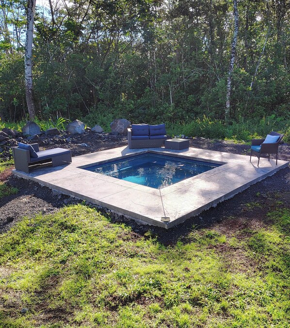 Outdoor spa tub - Hoomaikai Blessing's (Keaau)