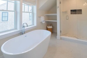 Baignoire, séchoir à cheveux, serviettes fournies, savon