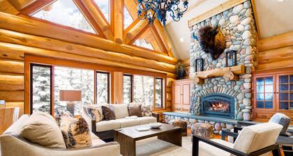 The Grand Alpine Lodge, Luxury Ski In / Ski Out w/ Hot Tub, Sleeps 20!