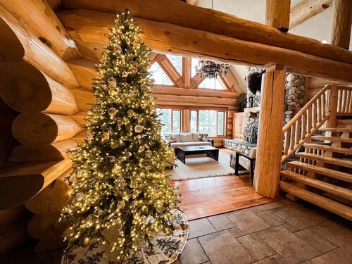 The Grand Alpine Lodge, Luxury Ski In / Ski Out w/ Hot Tub, Sleeps 20!
