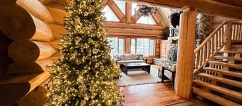The Grand Alpine Lodge, Luxury Ski In / Ski Out w/ Hot Tub, Sleeps 20!