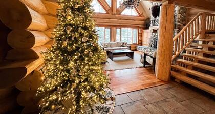 The Grand Alpine Lodge, Luxury Ski In / Ski Out w/ Hot Tub, Sleeps 20!