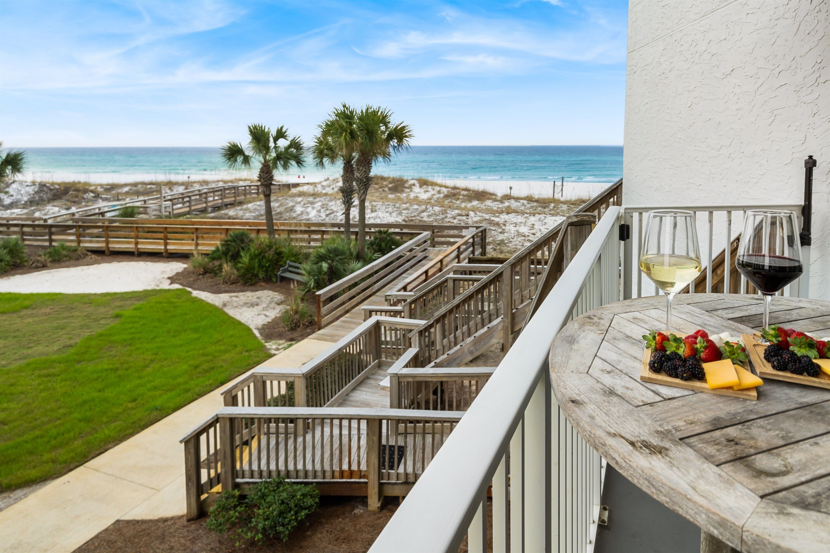 BEACHFRONT LUXURY: Private Stairs, 3 Kings, Pool, Hot Tub, Pickleball, Beach Svc