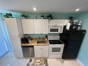 Fridge, microwave, oven, stovetop - ★ Zin Star Studio★5 min to Beach★ (Fort Lauderdale)