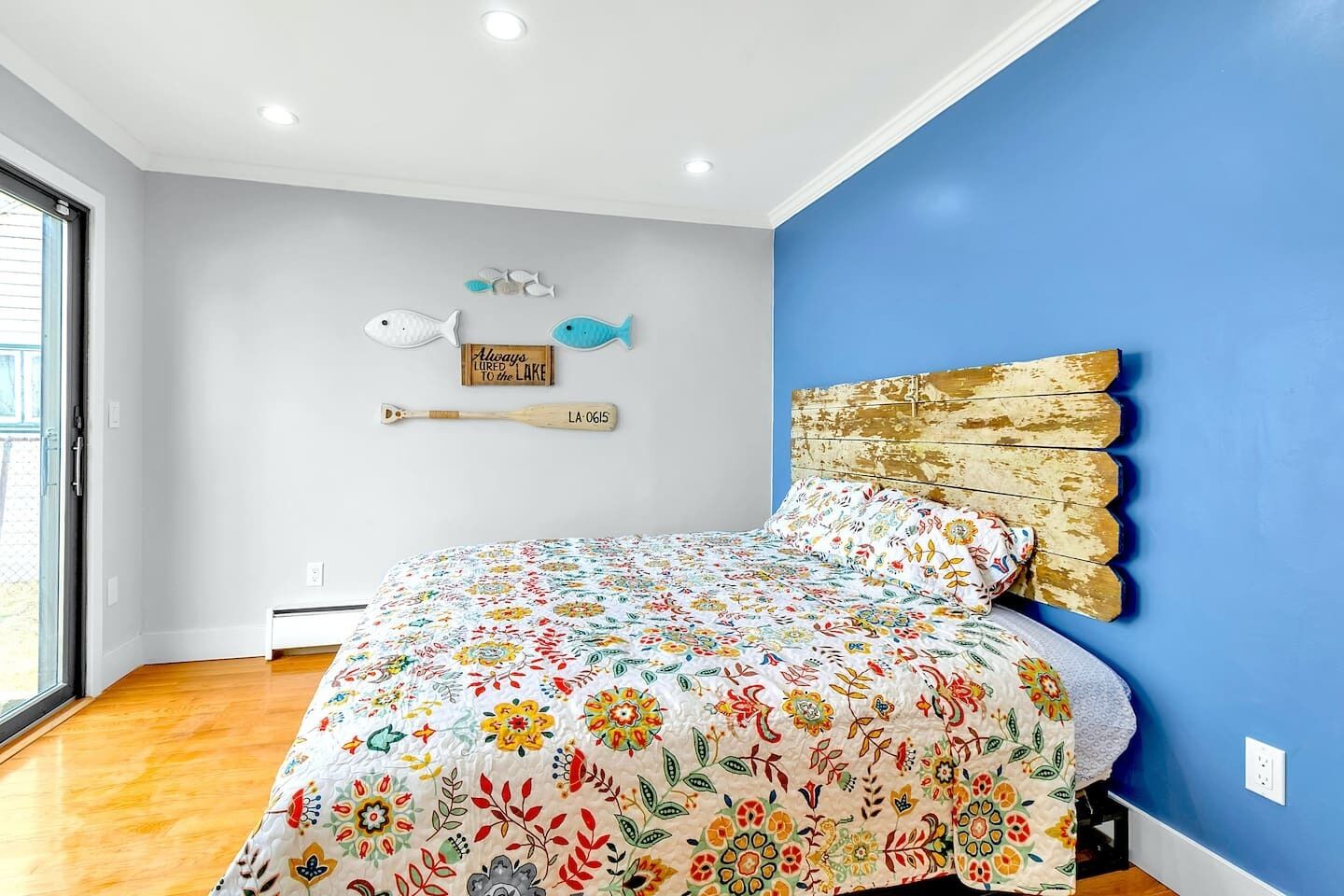 Escriptori, planxa i posts de planxar, wifi gratuïta i roba de llit 