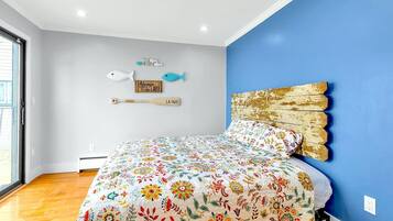 Escriptori, planxa i posts de planxar, wifi gratuïta i roba de llit