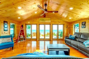 TV connectée, cheminée, chaîne hi-fi