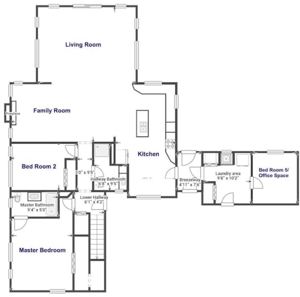 Planta baixa mostrando uma sala de estar, sala de família, cozinha, quarto principal, banheiro principal, corredor inferior, banheiro no corredor e área de lavanderia.