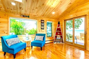 Smart TV, fireplace, stereo - Private Lakefront Cottage Retreat near Niagara (Youngstown)