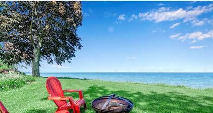 Lake Front Private Retreat near Niagara Falls with 5 bedrooms,3.5 bathrooms