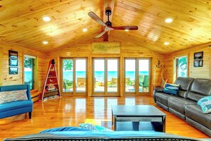 Smart TV, fireplace, stereo